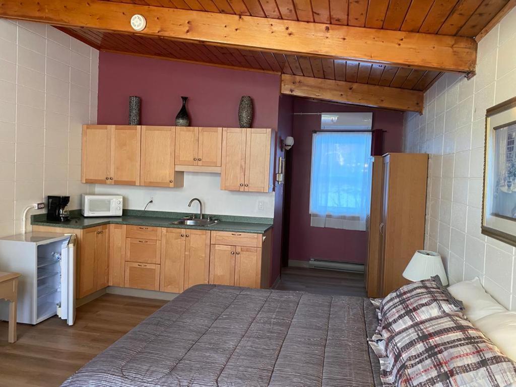 Huron Sands Motel And Restaurant Providence Bay 외부 사진
