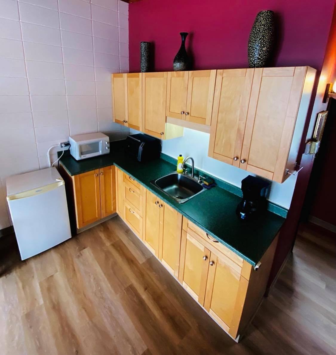 Huron Sands Motel And Restaurant Providence Bay 외부 사진